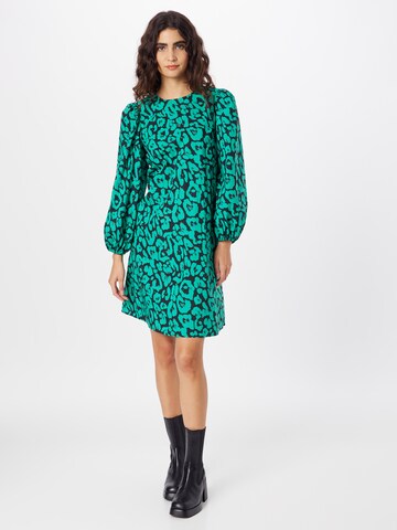 Robe minimum en vert : devant