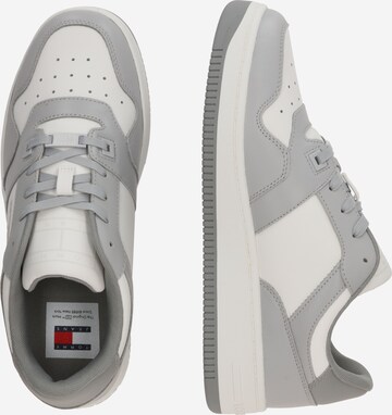 Tommy Jeans Sneakers laag 'RETRO BASKET' in Grijs