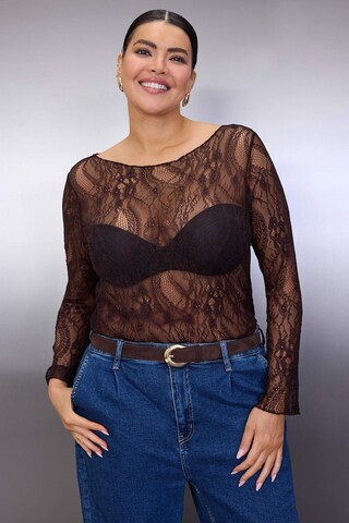 T-shirt Trendyol Curve en marron : devant