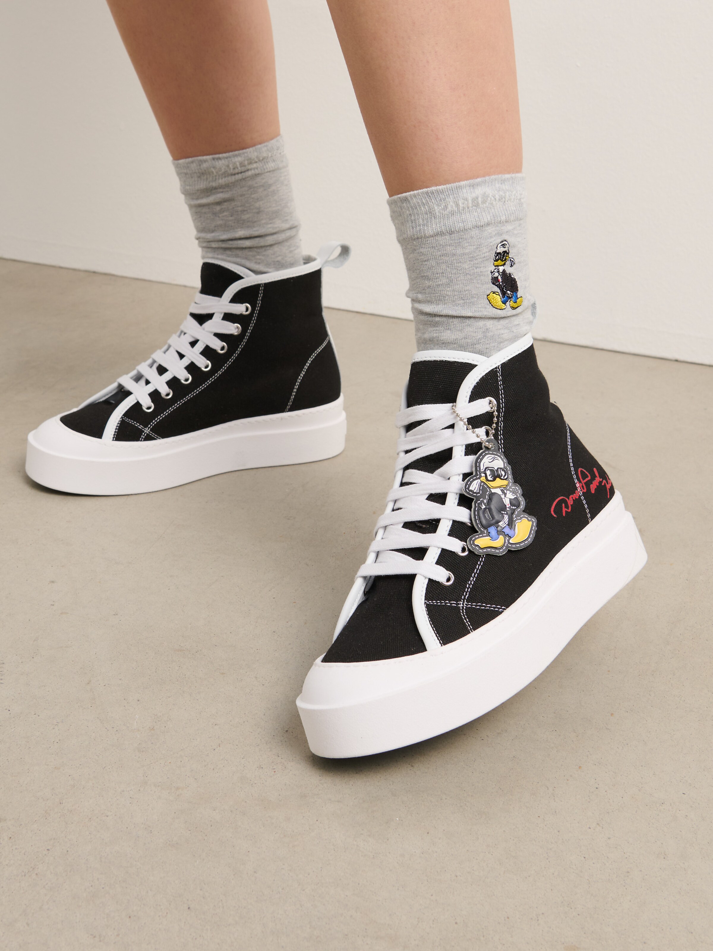 Baskets hautes 'Disney x KL' Karl Lagerfeld en noir : devant