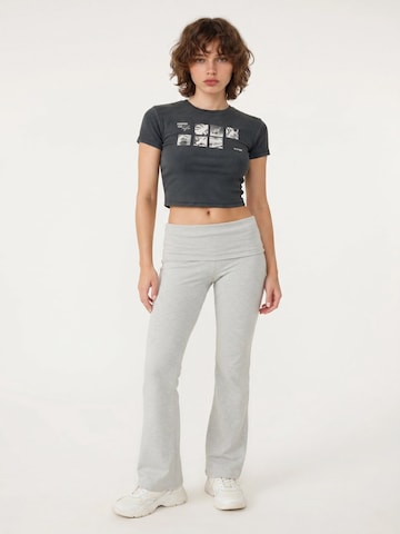 Alexa Dash Regular Trousers in Grey: front