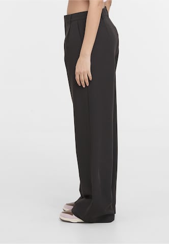 2Y Studios - Pierna ancha Pantalón plisado 'Talia' en negro