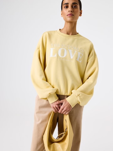 GARCIA Sweatshirt in Geel: voorkant