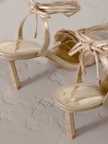 Sandalo di Next in oro