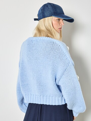 Giacchetta 'Applique Daisies Chunky' di Apricot in blu