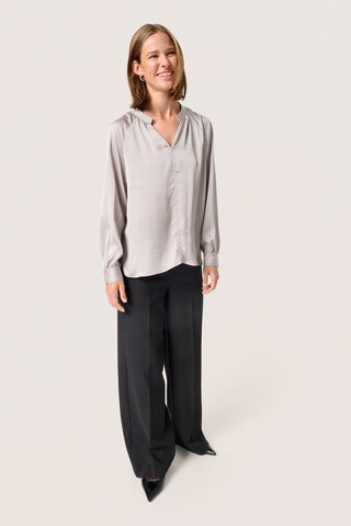 SOAKED IN LUXURY Bluse 'Ioana' i grå