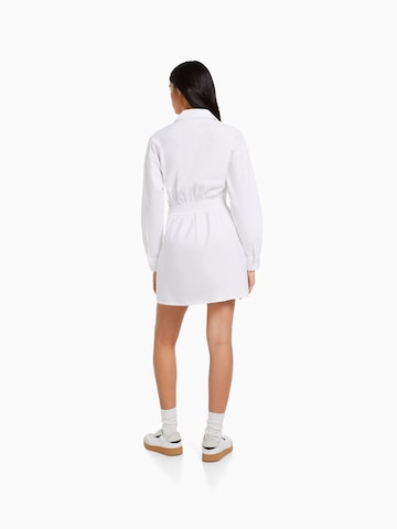 Bershka Košilové šaty – bílá