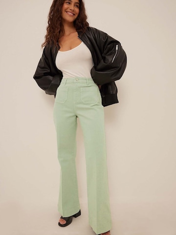 NA-KD Flared Jeans in Green: front