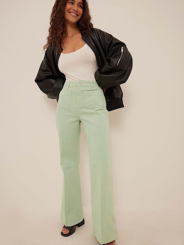 NA-KD Flared Jeans in Groen: voorkant