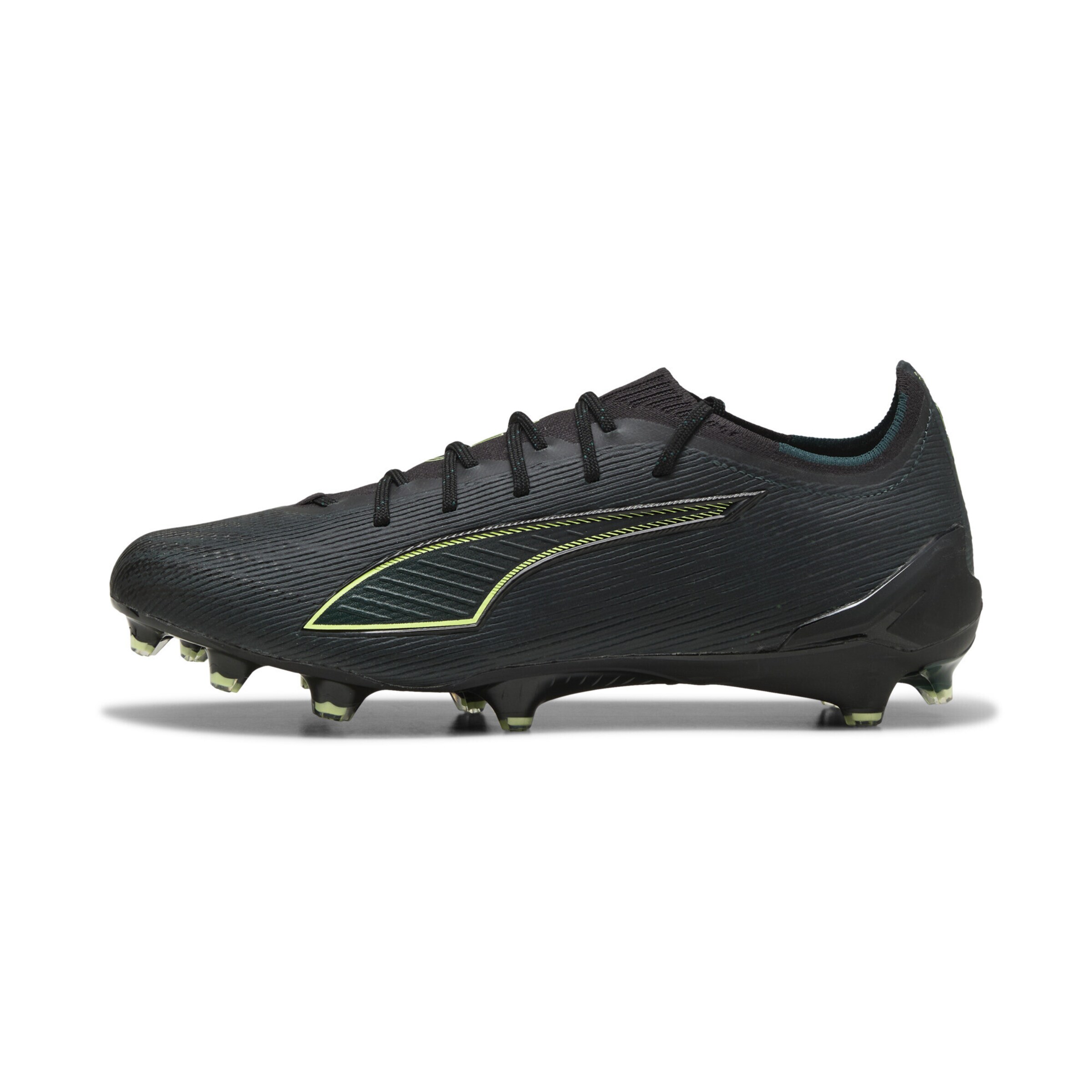 PUMA Soccer shoe 'Ultra 6 Ultimate' in Black: front
