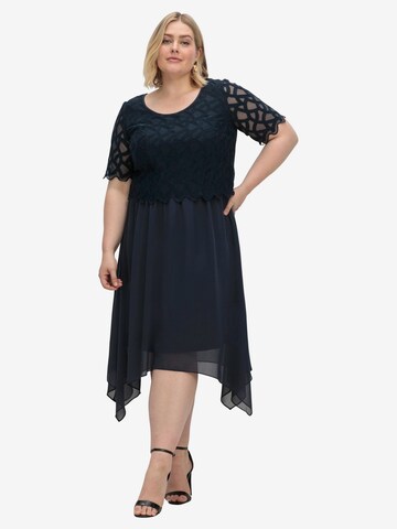 Robe de cocktail SHEEGO en bleu : devant