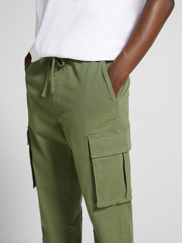 Bershka Regularen Kargo hlače | zelena barva