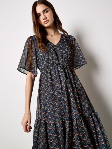 Apricot Kleid in Blau