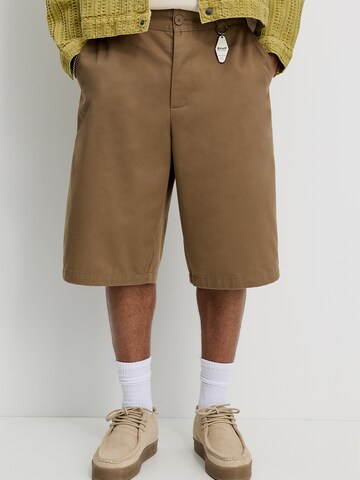 Pull&Bear Loosefit Chinobyxa i beige: framsida