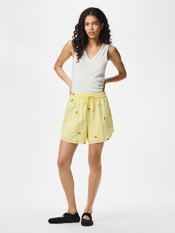 Regular Pantalon 'SELENA' PIECES en jaune