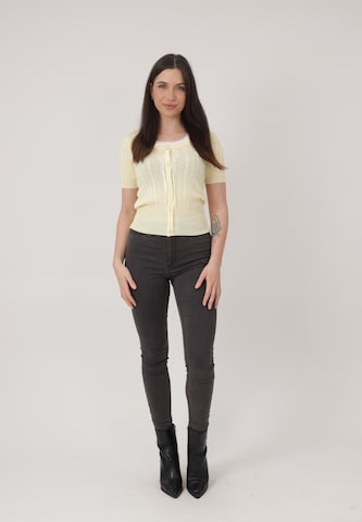 Giacchetta di Elara in giallo: frontale