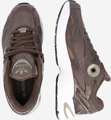 ADIDAS ORIGINALS Sneakers low 'Astir' i brun