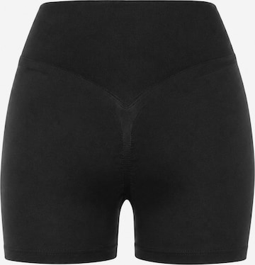 camano Skinny Function Sport Push-up Shorts in Schwarz: Vorderseite