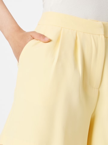 VILA - Loosefit Pantalón plisado 'Kammas' en amarillo