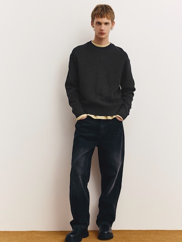 Pull&Bear Pulover | črna barva: sprednja stran