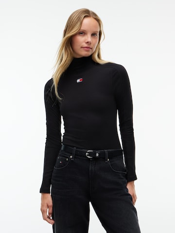 Tricou de la Tommy Jeans pe negru: față