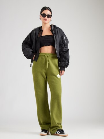 ADIDAS ORIGINALS Широкий Штаны в Зеленый