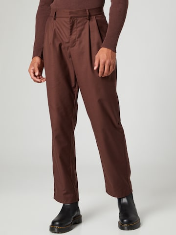 Guido Maria Kretschmer Men Regular Pleated Pants 'Laurenz' in Brown: front