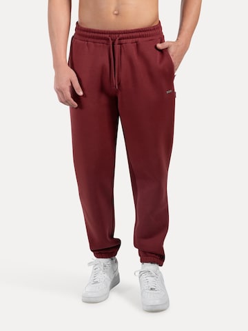 Smilodox Tapered Cedrik Casual Classic Pants in Rot: Vorderseite