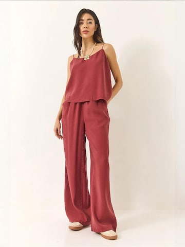 Completo pantalone di Bianco Lucci in rosso
