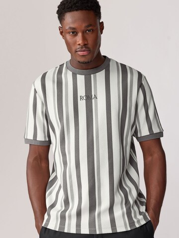 Next T-Shirt in Grau: Vorderseite