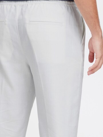 Regular Pantalon ' Pilou ' Casual Friday en blanc