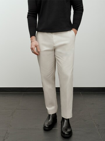DAN FOX APPAREL - regular Pantalón de pinzas 'Essential' en blanco: frente