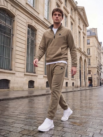 Tommy Life Joggingpak in Bruin: voorkant