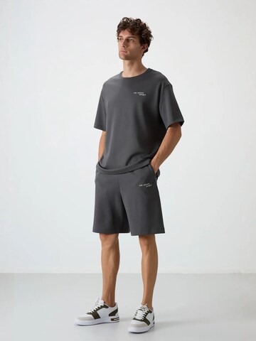 Tommy Life - Fato de desporto em cinzento: frente