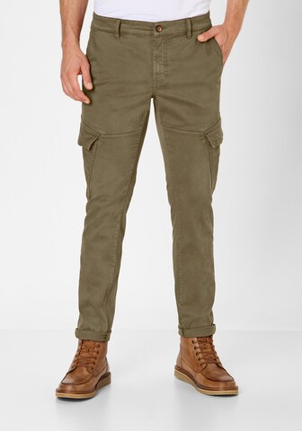 REDPOINT Tapered Cargo Pants in Green: front