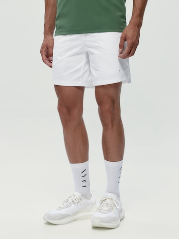 Born Regular Shortshorts 'Natron 2.0' in Weiß: Vorderseite