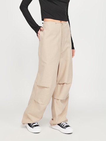 ABOUT YOU x VIAM Studio Wide leg Trousers in Beige: front