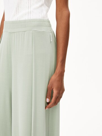 ARMEDANGELS Wide Leg Hose KAARO LINI in Grün