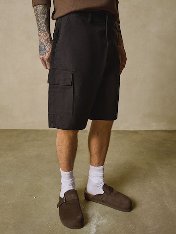 Wide Leg Pantalon cargo Bershka en noir : devant