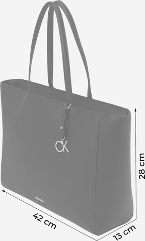 Plase de cumpărături de la Calvin Klein pe negru