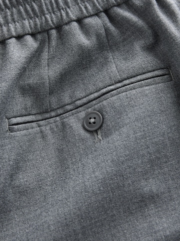 Regular Pantalon à plis Next en gris