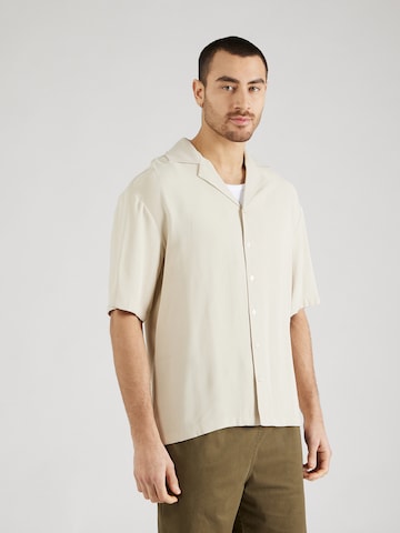 Fit confort Chemise 'Mika' ABOUT YOU x Kevin Trapp en beige : devant