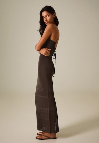 Rochie tricotat de la Bershka pe maro