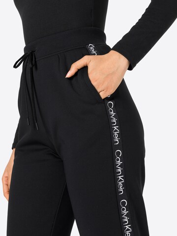 Tapered Pantaloni di Calvin Klein Sport in nero