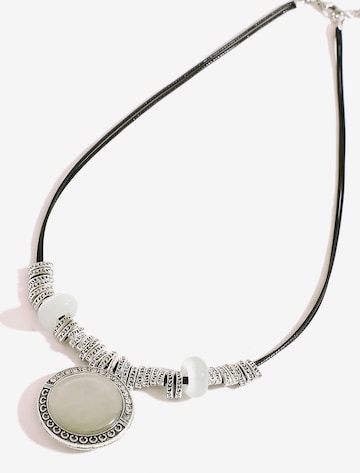 balta SOHI Grandinėlė 'Sanoj': priekis