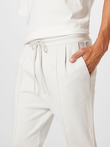 Tapered Pantaloni di Elias Rumelis in bianco