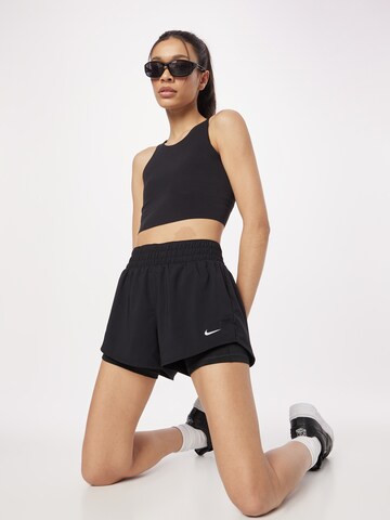 NIKE Regular Sportshorts in Schwarz