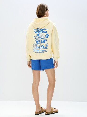 Bluză de molton de la Pull&Bear pe galben: față