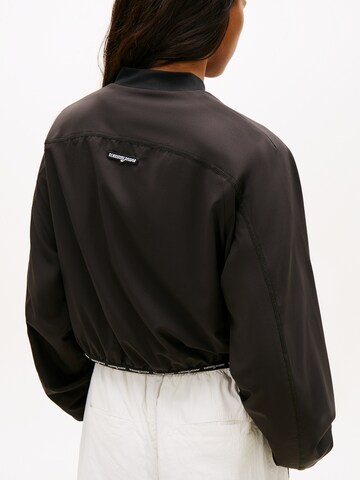 Tommy Jeans Преходно яке в черно