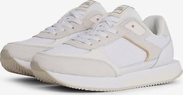 Baskets basses 'Essential' TOMMY HILFIGER en blanc